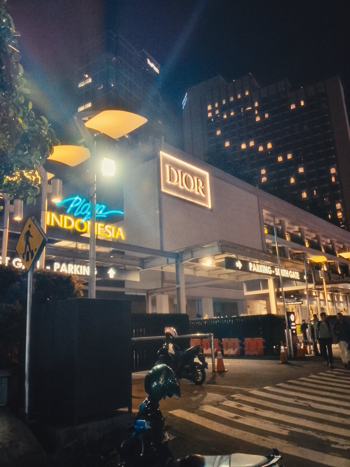 Break between shifts — Plaza Indonesia